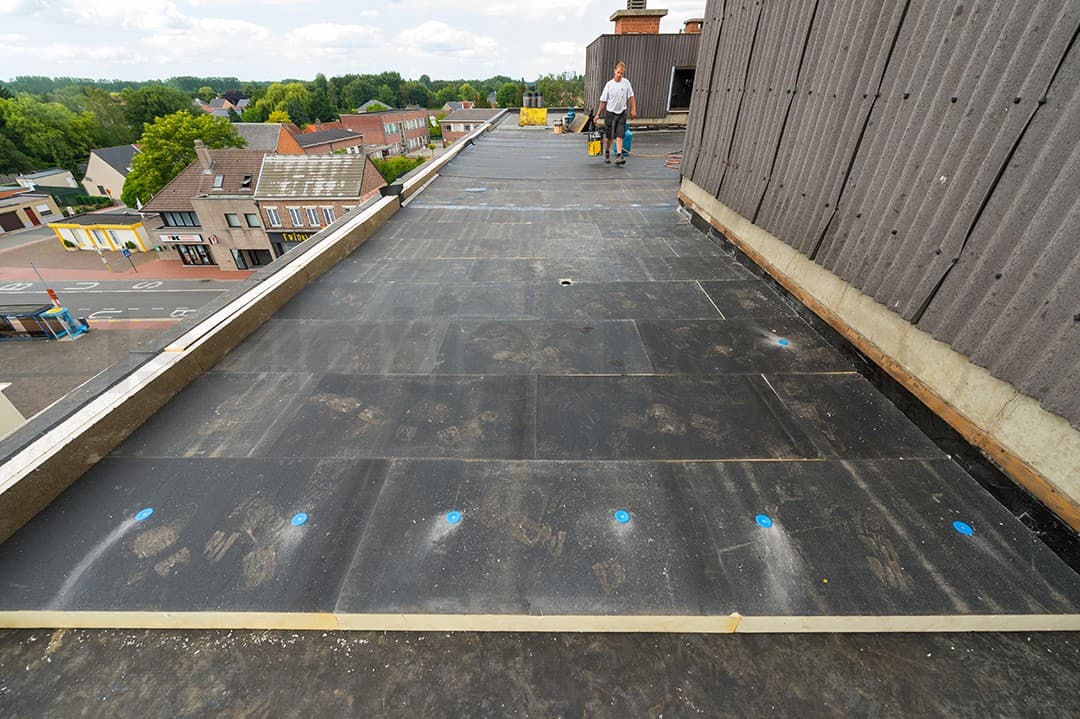 Bitumen op PIR platen verwerken