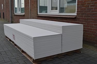 stapel gipsplaten RK voor een woning