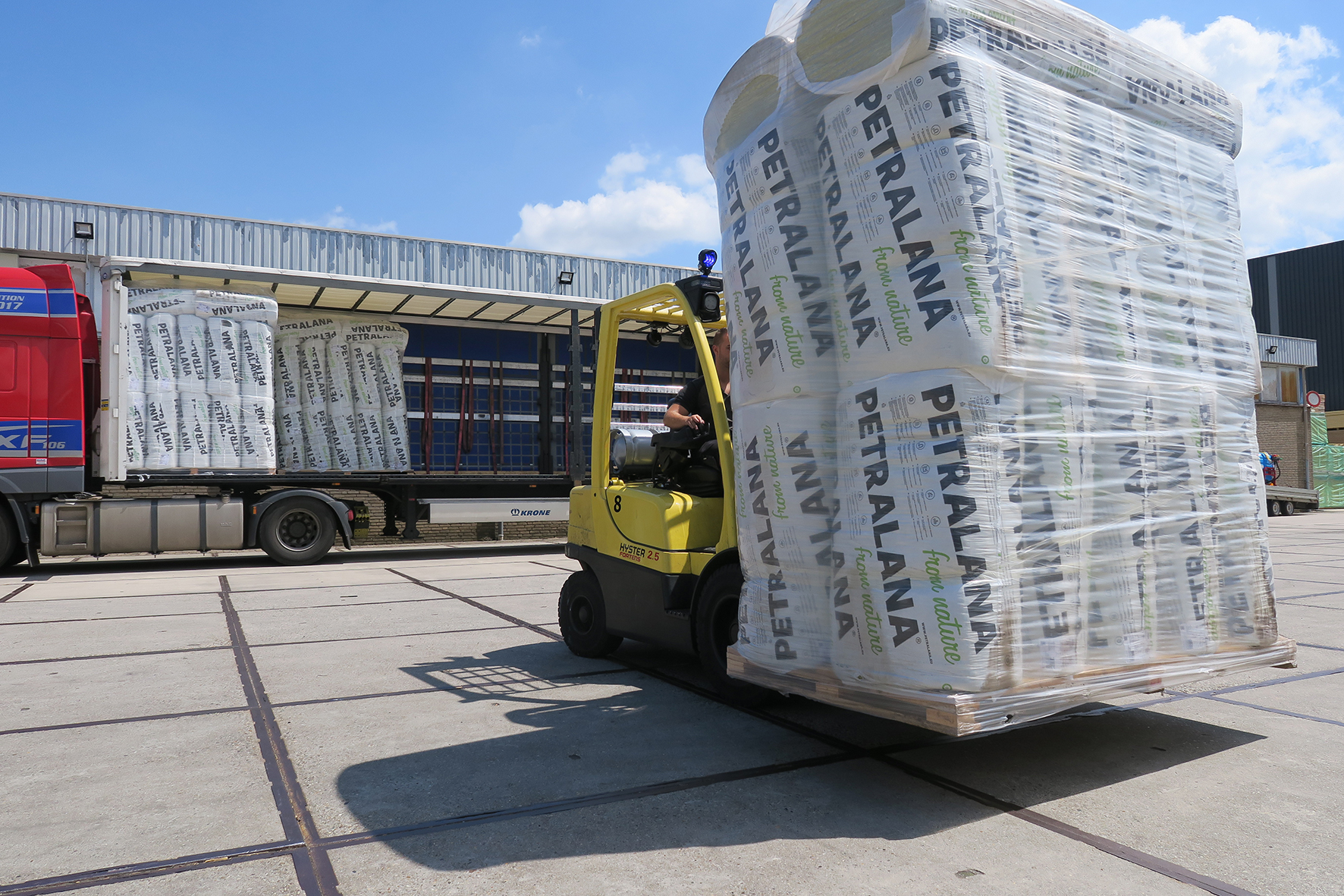 Heftruck vervoert Petralana steenwol Heftruck vervoert Petralana steenwol