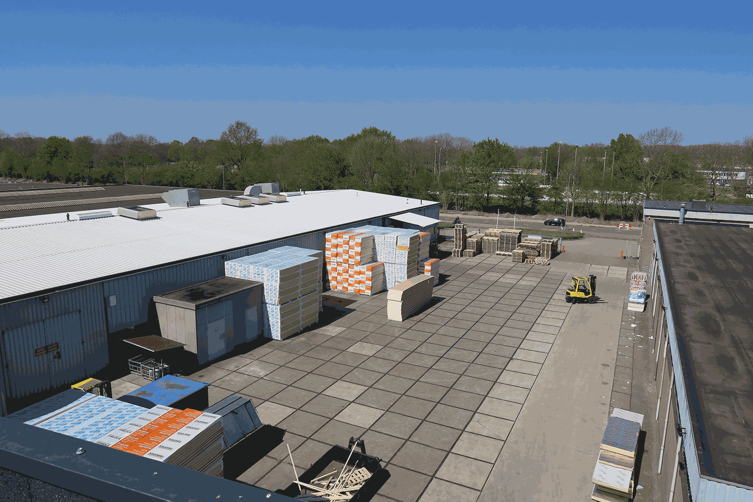 Bij bitumen of EPDM is een dampremmende laag af te raden Bij bitumen of EPDM is een dampremmende laag af te raden